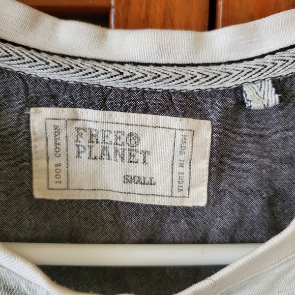 Free Planet T-shirt - Picture 3 of 7